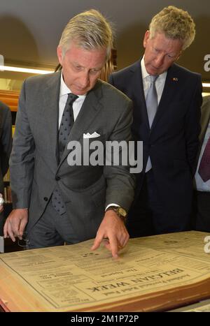 20121128 Uhr - AUCKLAND, NEUSEELAND: Kronprinz Philippe von Belgien und Verteidigungsminister Pieter De Crem, abgebildet bei einem Besuch der Galerie des Museums im 1. Weltkrieg am 12.. Tag einer Wirtschaftsreise nach Australien und Neuseeland, Mittwoch, den 28. November 2012. BELGA FOTO ERIC LALMAND Stockfoto