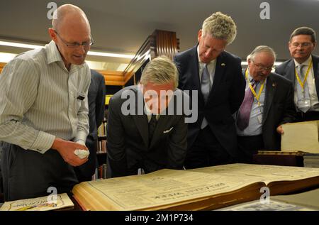 20121128 - AUCKLAND, NEUSEELAND: Kronprinz Philippe von Belgien, Verteidigungsminister Pieter De Crem, Paul Breyne, Generalkommissar für das Gedenken an WW1 und Botschafter Frank Carruet, Sondergesandter für die belgische Wirtschaftsmission, abgebildet bei einem Besuch der Galerie des Museums im 1. Weltkrieg am 12.. Tag einer Wirtschaftsmission nach Australien und Neuseeland, Mittwoch, 28. November 2012. BELGA FOTO ERIC LALMAND Stockfoto