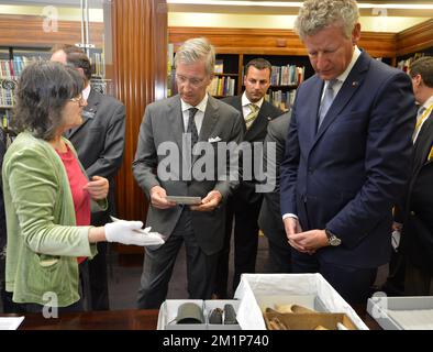 20121128 Uhr - AUCKLAND, NEUSEELAND: Kronprinz Philippe von Belgien und Verteidigungsminister Pieter De Crem, abgebildet bei einem Besuch der Galerie des Museums im 1. Weltkrieg am 12.. Tag einer Wirtschaftsreise nach Australien und Neuseeland, Mittwoch, den 28. November 2012. BELGA FOTO ERIC LALMAND Stockfoto