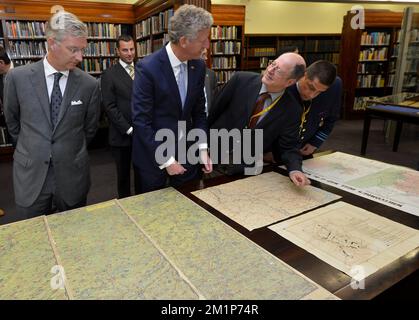 20121128 - AUCKLAND, NEUSEELAND: Krone Prinz Philippe von Belgien, Verteidigungsminister Pieter De Crem, Marc Bogaerts, Generaldirektor, Berater von Prinz Philippe, belgische Außenhandelsagentur und Oberstleutnant Jo Heylens, Militärassistentin des belgischen Verteidigungsministers bei einem Besuch der Galerie des Museums im 1. Weltkrieg am 12.. Tag einer Wirtschaftsmission nach Australien und Neuseeland, Mittwoch, den 28. November 2012. BELGA FOTO ERIC LALMAND Stockfoto