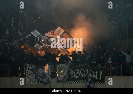 20121207 - LÜTTICH, BELGIEN: Charlerois Anhänger benutzen am 19. Tag der belgischen Fußballmeisterschaft am Freitag, den 07. Dezember 2012, ein Feuerwerk während des Jupiler Pro League-Spiels zwischen Standard und Charleroi in Lüttich. BELGA FOTO YORICK JANSENS Stockfoto