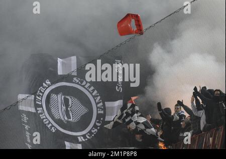 20121207 – LÜTTICH, BELGIEN: Charlerois Anhänger werfen während des Jupiler Pro League-Spiels zwischen Standard und Charleroi am Freitag, den 07. Dezember 2012, am 19. Tag der belgischen Fußballmeisterschaft Stühle auf das Spielfeld. BELGA FOTO JOHN THYS Stockfoto