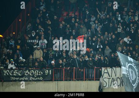 20121207 – LÜTTICH, BELGIEN: Charlerois Anhänger, die während des Spiels der Jupiler Pro League zwischen Standard und Charleroi in Lüttich am Freitag, den 07. Dezember 2012, am 19. Tag der belgischen Fußballmeisterschaft, abgebildet wurden. BELGA FOTO YORICK JANSENS Stockfoto