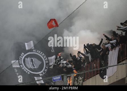 20121207 - LÜTTICH, BELGIEN: Charlerois Anhänger benutzen am 19. Tag der belgischen Fußballmeisterschaft am Freitag, den 07. Dezember 2012, ein Feuerwerk während des Jupiler Pro League-Spiels zwischen Standard und Charleroi in Lüttich. BELGA FOTO JOHN THYS Stockfoto