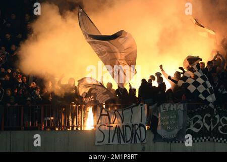 20121207 - LÜTTICH, BELGIEN: Charlerois Anhänger benutzen am 19. Tag der belgischen Fußballmeisterschaft am Freitag, den 07. Dezember 2012, ein Feuerwerk während des Jupiler Pro League-Spiels zwischen Standard und Charleroi in Lüttich. BELGA FOTO YORICK JANSENS Stockfoto