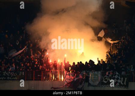 20121207 - LÜTTICH, BELGIEN: Charlerois Anhänger benutzen am 19. Tag der belgischen Fußballmeisterschaft am Freitag, den 07. Dezember 2012, ein Feuerwerk während des Jupiler Pro League-Spiels zwischen Standard und Charleroi in Lüttich. BELGA FOTO YORICK JANSENS Stockfoto