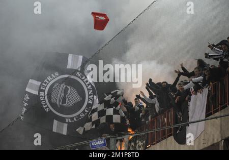 20121207 - LÜTTICH, BELGIEN: Charlerois Anhänger benutzen am 19. Tag der belgischen Fußballmeisterschaft am Freitag, den 07. Dezember 2012, ein Feuerwerk während des Jupiler Pro League-Spiels zwischen Standard und Charleroi in Lüttich. BELGA FOTO JOHN THYS Stockfoto