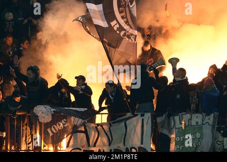 20121207 - LÜTTICH, BELGIEN: Charlerois Anhänger benutzen am 19. Tag der belgischen Fußballmeisterschaft am Freitag, den 07. Dezember 2012, ein Feuerwerk während des Jupiler Pro League-Spiels zwischen Standard und Charleroi in Lüttich. BELGA FOTO YORICK JANSENS Stockfoto