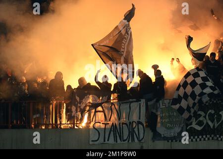 20121207 - LÜTTICH, BELGIEN: Charlerois Anhänger benutzen am 19. Tag der belgischen Fußballmeisterschaft am Freitag, den 07. Dezember 2012, ein Feuerwerk während des Jupiler Pro League-Spiels zwischen Standard und Charleroi in Lüttich. BELGA FOTO YORICK JANSENS Stockfoto