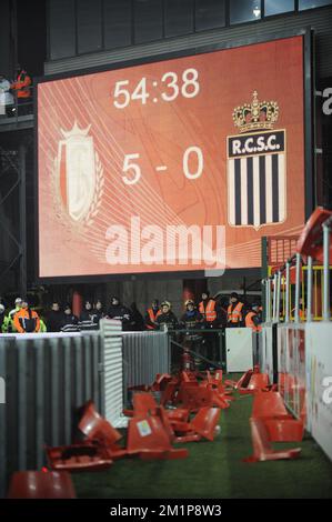 20121207 - LÜTTICH, BELGIEN: Charlerois Anhänger warfen während des Jupiler Pro League-Spiels zwischen Standard und Charleroi in Lüttich am Freitag, den 07. Dezember 2012, am 19. Tag der belgischen Fußballmeisterschaft Stühle auf das Spielfeld. BELGA FOTO JOHN THYS Stockfoto