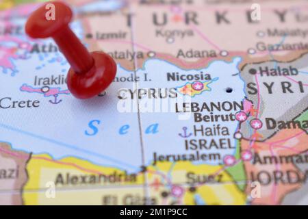 Rote Stecknadel, die auf den Standort Zyperns zeigt Weltkarte Nahaufnahme Aktienfoto anzeigen Stockfoto