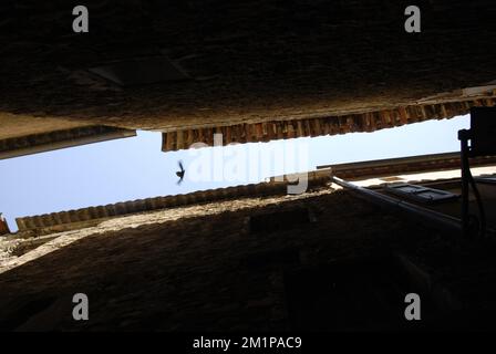 Blauer Himmel zwischen den Fassaden des Hauses Stockfoto