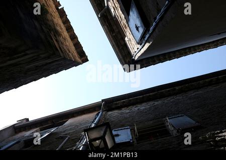 Blauer Himmel zwischen den Fassaden des Hauses Stockfoto