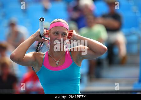 20130118 UHR - MELBOURNE, AUSTRALIEN: Belgische Yanina Wickmayer Gesten während des Spiels zwischen der belgischen Yanina Wickmayer und der russischen Svetlana Kuznetsova gegen die spanische Nuria Llagostera und die chinesische Jie Zheng, in der zweiten Runde des Doppel-Turniers der Frauen beim „Australian Open“ Grand Slam, Freitag, den 18. Januar 2013 in Melbourne, Australien. BELGA FOTO PATRICK HAMILTON Stockfoto