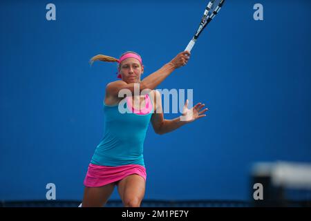 20130118 UHR - MELBOURNE, AUSTRALIEN: Belgische Yanina Wickmayer in Aktion während des Spiels zwischen der belgischen Yanina Wickmayer und der russischen Svetlana Kuznetsova gegen die spanische Nuria Llagostera und die chinesische Jie Zheng, in der zweiten Runde des Doppel-Turniers der Frauen beim „Australian Open“ Grand Slam, Freitag, 18. Januar 2013 in Melbourne, Australien. BELGA FOTO PATRICK HAMILTON Stockfoto