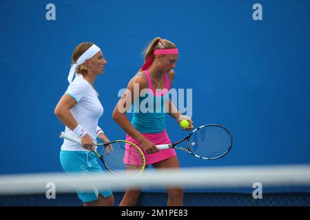 20130118 Uhr – MELBOURNE, AUSTRALIEN: Russische Svetlana Kuznetsova und belgische Yanina Wickmayer, die während des Spiels zwischen der belgischen Yanina Wickmayer und der russischen Svetlana Kuznetsova gegen die spanische Nuria Llagostera und die chinesische Jie Zheng in der zweiten Runde des Doppel-Turniers der Frauen beim Grand Slam „Australian Open“ fotografiert wurden; Freitag, 18. Januar 2013 in Melbourne Park, Melbourne, Australien. BELGA FOTO PATRICK HAMILTON Stockfoto