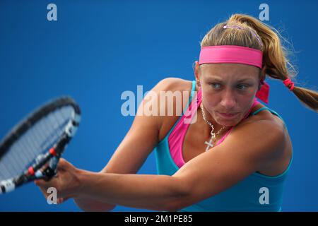 20130118 UHR - MELBOURNE, AUSTRALIEN: Belgische Yanina Wickmayer in Aktion während des Spiels zwischen der belgischen Yanina Wickmayer und der russischen Svetlana Kuznetsova gegen die spanische Nuria Llagostera und die chinesische Jie Zheng, in der zweiten Runde des Doppel-Turniers der Frauen beim „Australian Open“ Grand Slam, Freitag, 18. Januar 2013 in Melbourne, Australien. BELGA FOTO PATRICK HAMILTON Stockfoto