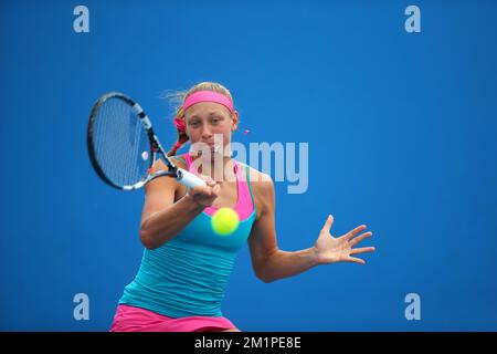 20130118 UHR - MELBOURNE, AUSTRALIEN: Belgische Yanina Wickmayer in Aktion während des Spiels zwischen der belgischen Yanina Wickmayer und der russischen Svetlana Kuznetsova gegen die spanische Nuria Llagostera und die chinesische Jie Zheng, in der zweiten Runde des Doppel-Turniers der Frauen beim „Australian Open“ Grand Slam, Freitag, 18. Januar 2013 in Melbourne, Australien. BELGA FOTO PATRICK HAMILTON Stockfoto