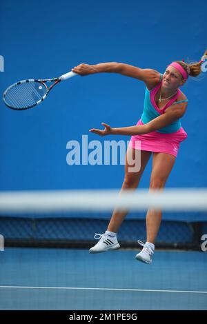 20130118 UHR - MELBOURNE, AUSTRALIEN: Belgische Yanina Wickmayer in Aktion während des Spiels zwischen der belgischen Yanina Wickmayer und der russischen Svetlana Kuznetsova gegen die spanische Nuria Llagostera und die chinesische Jie Zheng, in der zweiten Runde des Doppel-Turniers der Frauen beim „Australian Open“ Grand Slam, Freitag, 18. Januar 2013 in Melbourne, Australien. BELGA FOTO PATRICK HAMILTON Stockfoto