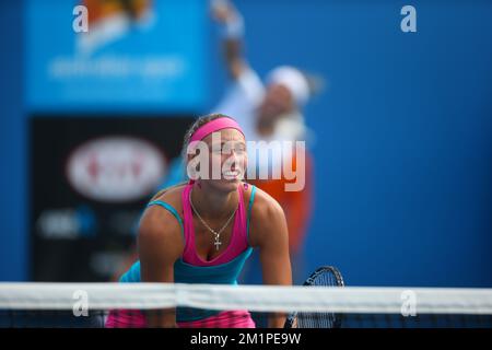 20130118 UHR - MELBOURNE, AUSTRALIEN: Belgische Yanina Wickmayer in Aktion während des Spiels zwischen der belgischen Yanina Wickmayer und der russischen Svetlana Kuznetsova gegen die spanische Nuria Llagostera und die chinesische Jie Zheng, in der zweiten Runde des Doppel-Turniers der Frauen beim „Australian Open“ Grand Slam, Freitag, 18. Januar 2013 in Melbourne, Australien. BELGA FOTO PATRICK HAMILTON Stockfoto