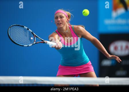 20130118 UHR - MELBOURNE, AUSTRALIEN: Belgische Yanina Wickmayer in Aktion während des Spiels zwischen der belgischen Yanina Wickmayer und der russischen Svetlana Kuznetsova gegen die spanische Nuria Llagostera und die chinesische Jie Zheng, in der zweiten Runde des Doppel-Turniers der Frauen beim „Australian Open“ Grand Slam, Freitag, 18. Januar 2013 in Melbourne, Australien. BELGA FOTO PATRICK HAMILTON Stockfoto