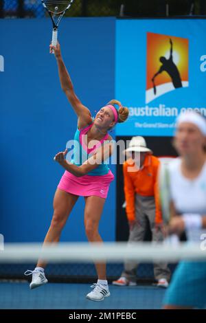 20130118 UHR - MELBOURNE, AUSTRALIEN: Belgische Yanina Wickmayer in Aktion während des Spiels zwischen der belgischen Yanina Wickmayer und der russischen Svetlana Kuznetsova gegen die spanische Nuria Llagostera und die chinesische Jie Zheng, in der zweiten Runde des Doppel-Turniers der Frauen beim „Australian Open“ Grand Slam, Freitag, 18. Januar 2013 in Melbourne, Australien. BELGA FOTO PATRICK HAMILTON Stockfoto