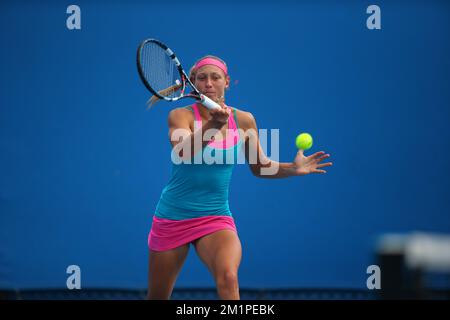 20130118 UHR - MELBOURNE, AUSTRALIEN: Belgische Yanina Wickmayer in Aktion während des Spiels zwischen der belgischen Yanina Wickmayer und der russischen Svetlana Kuznetsova gegen die spanische Nuria Llagostera und die chinesische Jie Zheng, in der zweiten Runde des Doppel-Turniers der Frauen beim „Australian Open“ Grand Slam, Freitag, 18. Januar 2013 in Melbourne, Australien. BELGA FOTO PATRICK HAMILTON Stockfoto