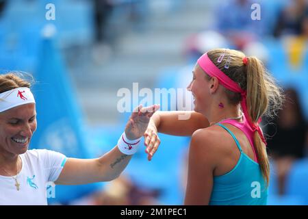 20130118 Uhr – MELBOURNE, AUSTRALIEN: Russische Svetlana Kuznetsova und belgische Yanina Wickmayer, die während des Spiels zwischen der belgischen Yanina Wickmayer und der russischen Svetlana Kuznetsova gegen die spanische Nuria Llagostera und die chinesische Jie Zheng in der zweiten Runde des Doppel-Turniers der Frauen beim Grand Slam „Australian Open“ fotografiert wurden; Freitag, 18. Januar 2013 in Melbourne Park, Melbourne, Australien. BELGA FOTO PATRICK HAMILTON Stockfoto