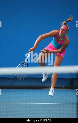 20130118 UHR - MELBOURNE, AUSTRALIEN: Belgische Yanina Wickmayer in Aktion während des Spiels zwischen der belgischen Yanina Wickmayer und der russischen Svetlana Kuznetsova gegen die spanische Nuria Llagostera und die chinesische Jie Zheng, in der zweiten Runde des Doppel-Turniers der Frauen beim „Australian Open“ Grand Slam, Freitag, 18. Januar 2013 in Melbourne, Australien. BELGA FOTO PATRICK HAMILTON Stockfoto