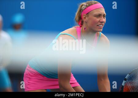 20130118 UHR - MELBOURNE, AUSTRALIEN: Belgische Yanina Wickmayer in Aktion während des Spiels zwischen der belgischen Yanina Wickmayer und der russischen Svetlana Kuznetsova gegen die spanische Nuria Llagostera und die chinesische Jie Zheng, in der zweiten Runde des Doppel-Turniers der Frauen beim „Australian Open“ Grand Slam, Freitag, 18. Januar 2013 in Melbourne, Australien. BELGA FOTO PATRICK HAMILTON Stockfoto