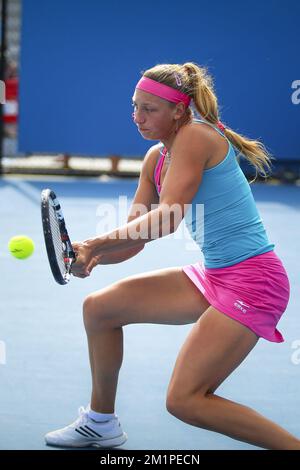 20130118 UHR - MELBOURNE, AUSTRALIEN: Belgische Yanina Wickmayer in Aktion während des Spiels zwischen der belgischen Yanina Wickmayer und der russischen Svetlana Kuznetsova gegen die spanische Nuria Llagostera und die chinesische Jie Zheng, in der zweiten Runde des Doppel-Turniers der Frauen beim „Australian Open“ Grand Slam, Freitag, 18. Januar 2013 in Melbourne, Australien. BELGA FOTO PATRICK HAMILTON Stockfoto