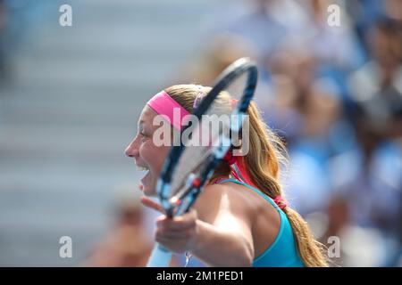 20130118 UHR - MELBOURNE, AUSTRALIEN: Belgische Yanina Wickmayer Gesten während des Spiels zwischen der belgischen Yanina Wickmayer und der russischen Svetlana Kuznetsova gegen die spanische Nuria Llagostera und die chinesische Jie Zheng, in der zweiten Runde des Doppel-Turniers der Frauen beim „Australian Open“ Grand Slam, Freitag, den 18. Januar 2013 in Melbourne, Australien. BELGA FOTO PATRICK HAMILTON Stockfoto