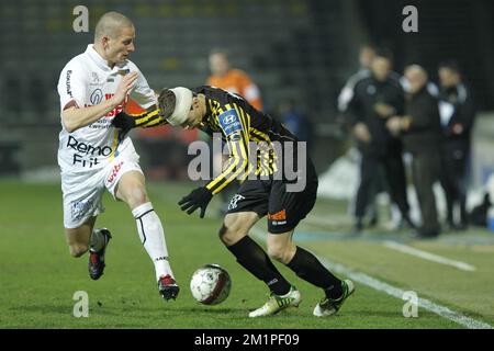 20130119 – LIER, BELGIEN: Bas Sibum von Waasland-Beveren und Thomas Wils von Lierse kämpfen um den Ball während des Spiels der Jupiler Pro League zwischen Lierse SK und Waasland-Beveren in Lier, Samstag, den 19. Januar 2013, am 23. Tag der belgischen Fußballmeisterschaft. BELGA FOTO KRISTOF VAN ACCOM Stockfoto