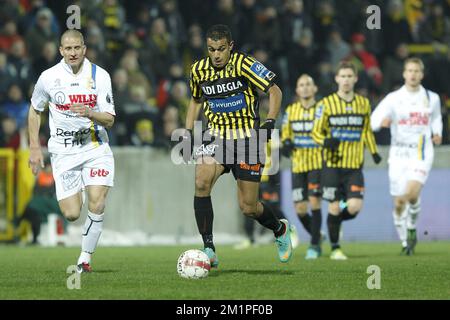 20130119 – LIER, BELGIEN: Bas Sibum von Waasland-Beveren und Mohamed Elgabas von Lierse, abgebildet während des Spiels der Jupiler Pro League zwischen Lierse SK und Waasland-Beveren in Lier, Samstag, den 19. Januar 2013, am 23. Tag der belgischen Fußballmeisterschaft. BELGA FOTO KRISTOF VAN ACCOM Stockfoto