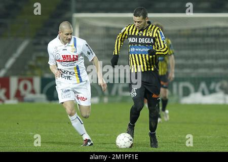 20130119 - LIER, BELGIEN: Waasland-Beveren's Bas Sibum und Lierse's Rachid Bourabia, abgebildet während des Spiels der Jupiler Pro League zwischen Lierse SK und Waasland-Beveren in Lier, Samstag, den 19. Januar 2013, am 23. Tag der belgischen Fußballmeisterschaft. BELGA FOTO KRISTOF VAN ACCOM Stockfoto