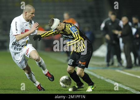 20130119 – LIER, BELGIEN: Bas Sibum von Waasland-Beveren und Thomas Wils von Lierse kämpfen um den Ball während des Spiels der Jupiler Pro League zwischen Lierse SK und Waasland-Beveren in Lier, Samstag, den 19. Januar 2013, am 23. Tag der belgischen Fußballmeisterschaft. BELGA FOTO KRISTOF VAN ACCOM Stockfoto