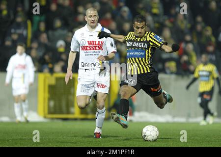 20130119 – LIER, BELGIEN: Bas Sibum von Waasland-Beveren und Mohamed Elgabas von Lierse, abgebildet während des Spiels der Jupiler Pro League zwischen Lierse SK und Waasland-Beveren in Lier, Samstag, den 19. Januar 2013, am 23. Tag der belgischen Fußballmeisterschaft. BELGA FOTO KRISTOF VAN ACCOM Stockfoto