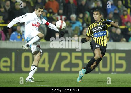 20130119 – LIER, BELGIEN: Karim Belhocine von Waasland-Beveren und Mohamed Elgabas von Lierse, abgebildet während des Spiels der Jupiler Pro League zwischen Lierse SK und Waasland-Beveren in Lier, Samstag, den 19. Januar 2013, am 23. Tag der belgischen Fußballmeisterschaft. BELGA FOTO KRISTOF VAN ACCOM Stockfoto