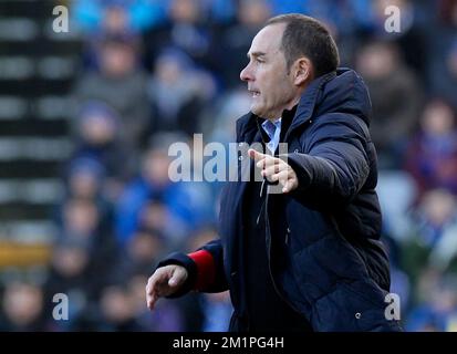 20130127 Uhr – BRÜGGE, BELGIEN: Gents Cheftrainer, spanischer Victor Fernandez, Gesten während des Spiels der Jupiler Pro League zwischen dem Club Brügge und AA Gent, Sonntag, den 27. Januar 2013, in Brügge, am 24. Tag der belgischen Fußballmeisterschaft. BELGA PHOTO VIRGINIE LEFOUR Stockfoto