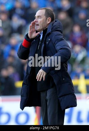 20130127 Uhr – BRÜGGE, BELGIEN: Gents Cheftrainer, spanischer Victor Fernandez, Gesten während des Spiels der Jupiler Pro League zwischen dem Club Brügge und AA Gent, Sonntag, den 27. Januar 2013, in Brügge, am 24. Tag der belgischen Fußballmeisterschaft. BELGA PHOTO VIRGINIE LEFOUR Stockfoto