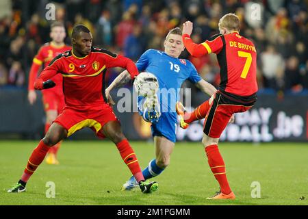 Belgiens Christian Benteke, der slowakische Juraj Kucka und Belgiens Kevin De Bruyne kämpfen um den Ball während eines freundlichen Fußballspiels der belgischen Nationalmannschaft Red Devils gegen die Slowakei am Mittwoch, den 06. Februar 2013 im Stadion Brügge Stockfoto