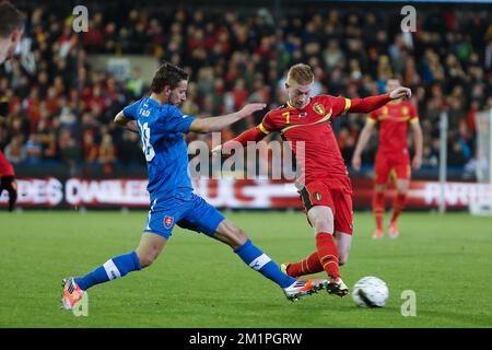 20130206 - BRÜGGE, BELGIEN: Der slowakische Dusan Svento und der belgische Kevin De Bruyne kämpfen um den Ball während eines freundlichen Fußballspiels der belgischen Nationalmannschaft Red Devils gegen die Slowakei im Stadion Brügge am Mittwoch, den 06. Februar 2013, im Rahmen der Vorbereitung der Qualifikationsspiele für die FIFA-Weltmeisterschaft 2014. BELGA FOTO BRUNO FAHY Stockfoto