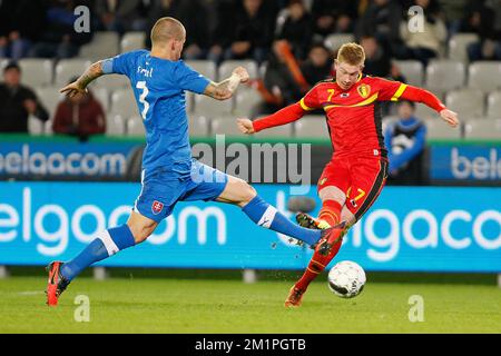 20130206 - BRÜGGE, BELGIEN: Martin Skrtel aus der Slowakei und Kevin De Bruyne aus Belgien kämpfen um den Ball während eines freundlichen Fußballspiels der belgischen Nationalmannschaft Red Devils gegen die Slowakei im Stadion Brügge am Mittwoch, den 06. Februar 2013, im Rahmen der Vorbereitung der Qualifikationsspiele für die FIFA-Weltmeisterschaft 2014. BELGA FOTO BRUNO FAHY Stockfoto