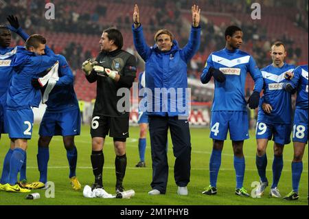 20130214 - STUTTGART, DEUTSCHLAND: Genks Spieler feiern nach dem Ziehungsergebnis 1-1 auf der ersten Etappe des Europa League 1/16-Finalspiels zwischen der belgischen Fußballmannschaft KRC Racing Genk und dem deutschen Verein VfB Stuttgart am Donnerstag, den 14. Februar 2013 in Stuttgart. BELGA FOTO YORICK JANSENS Stockfoto