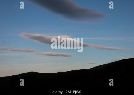 Landschaft mit Lentikolorwolken bei Sonnenuntergang Stockfoto