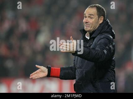 20130216 – MONS, BELGIEN: Gents Cheftrainer, spanischer Victor Fernandez, Gesten während des Jupiler Pro League-Spiels zwischen RAEC Mons und AA Gent, Samstag, den 16. Februar 2013, am 27. Tag der belgischen Fußballmeisterschaft in Mons. BELGA PHOTO VIRGINIE LEFOUR Stockfoto