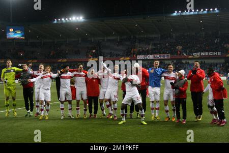 Stuttgarts Spieler feiern nach dem Sieg der zweiten Etappe des Europa League 1/16-Finales zwischen der belgischen Fußballmannschaft KRC Racing Genk und dem deutschen Verein VfB Stuttgart am Donnerstag, den 21. Februar 2013 in Genk. Stockfoto