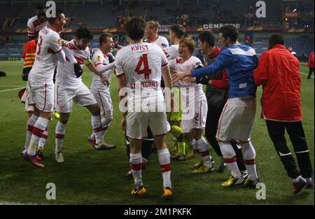 Stuttgarts Spieler feiern nach dem Sieg der zweiten Etappe des Europa League 1/16-Finales zwischen der belgischen Fußballmannschaft KRC Racing Genk und dem deutschen Verein VfB Stuttgart am Donnerstag, den 21. Februar 2013 in Genk. Stockfoto