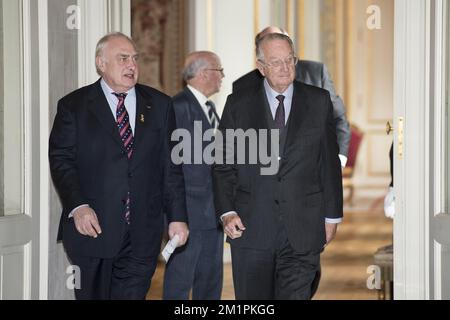 Der Leiter der Protokollabteilung des Königlichen Palastes, Vizeadmiral Pierre Warnauts und König Albert II von Belgien nehmen am Donnerstag, den 21. Februar 2013, an einem Empfang im Königlichen Schloss in Laken-Laeken in Brüssel für die Kommissare der niederländischen Königin und die Gouverneure der belgischen Provinzen Teil. Stockfoto