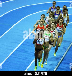 20130302 - GOTEBORG, SCHWEDEN: Belgischer Almensh Belete führt das Rudel im Finale der 3000m Frauen an, bei der Europameisterschaft der Leichtathletik-Halle am Samstag, den 02. März 2013 in der Skandinavium-Arena in Göteborg, Schweden. Die Meisterschaften finden vom 1. März bis 3. März statt. BELGA FOTO BENOIT DOPPPAGNE Stockfoto